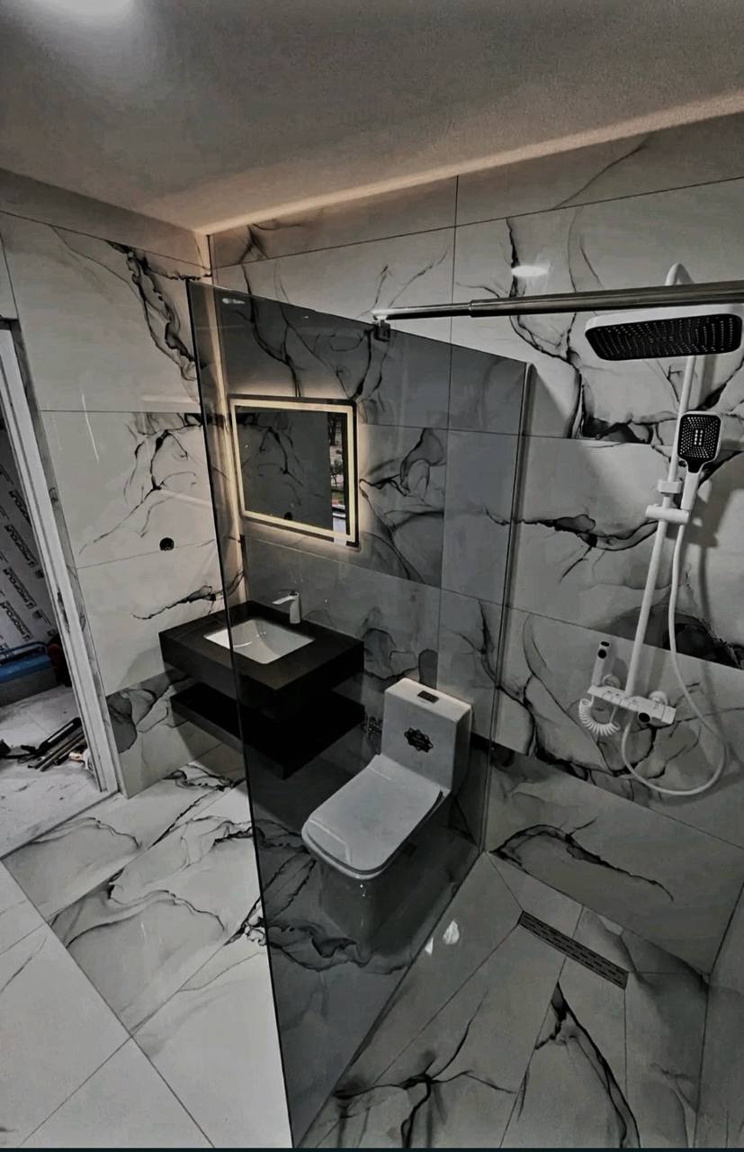 Luxe badkamer met marmer en walk-in douche