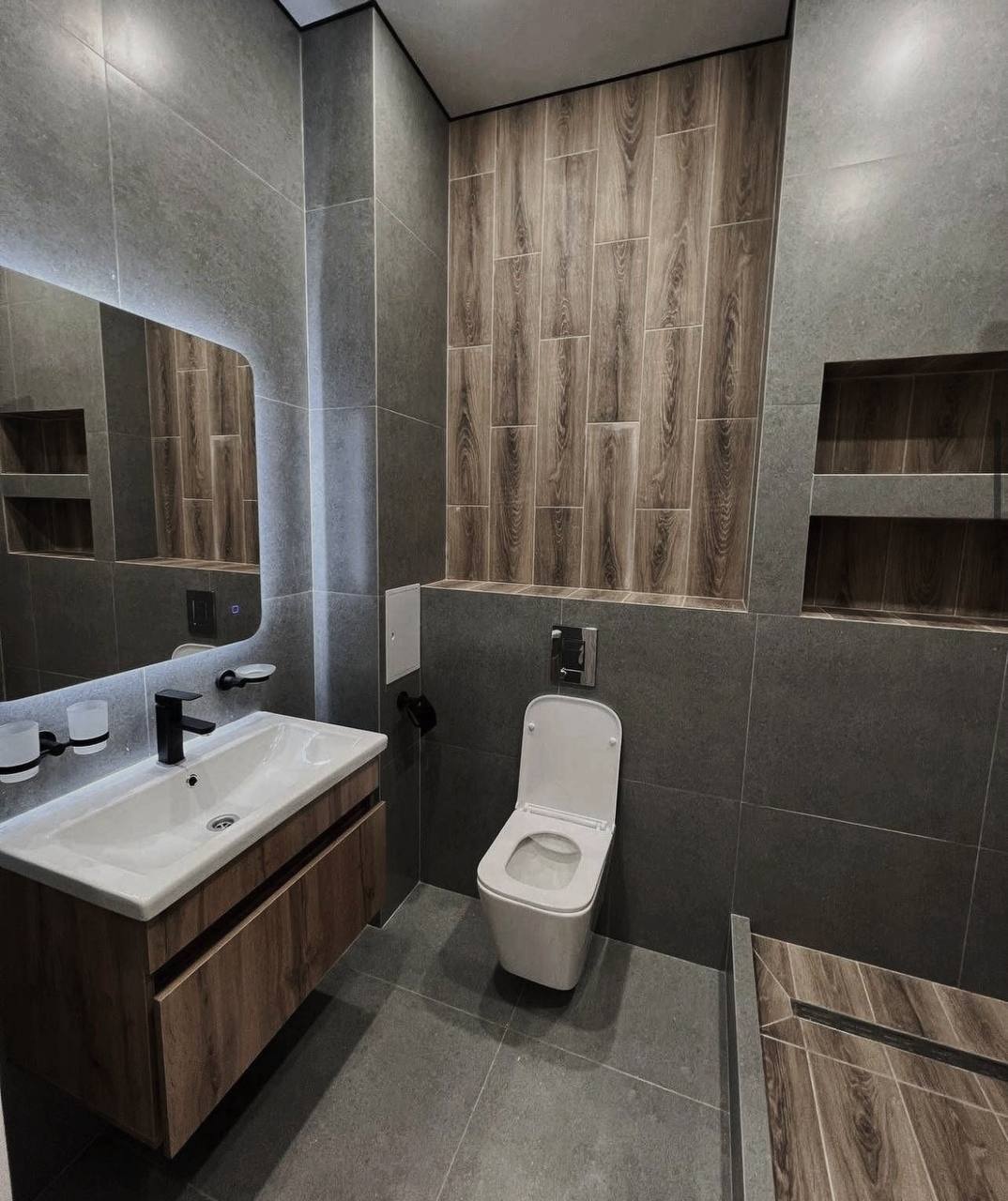 LYM Bouw vakmanschap - moderne badkamer met tegelwerk